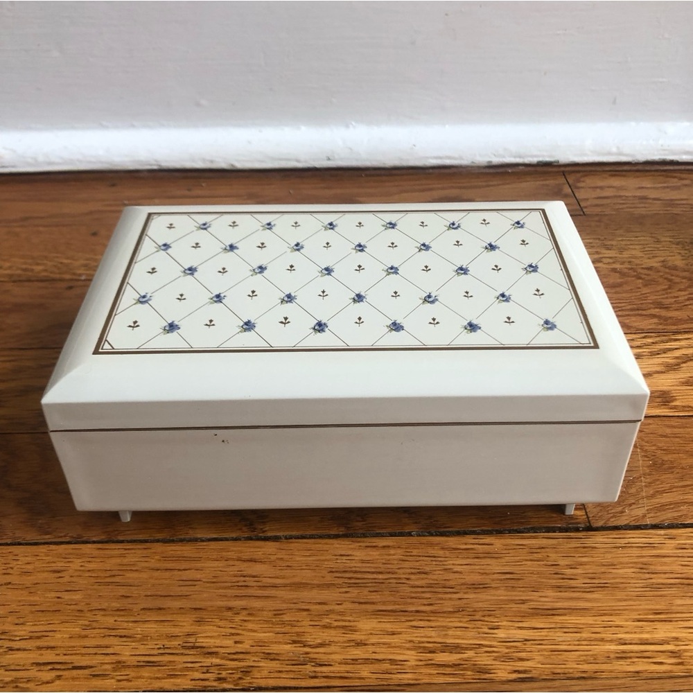 Vintage Otigiri White Blue Rose Trellis Jewelry & Music Box
